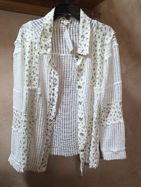 POL Lightweight White Floral Open-Knit Button Front Top